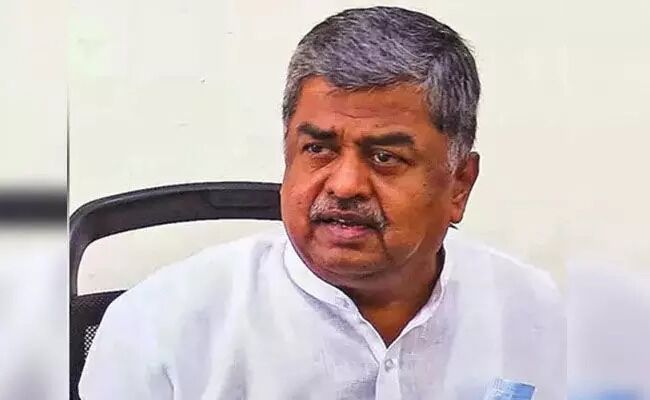 ‘ಕಾವಿ ಬಟ್ಟೆ ಧರಿಸಿ ಪುಡಿ ರಾಜಕಾರಣಿಯಂತೆ ಮಾತಾಡುವುದನ್ನು ಮೊದಲು ಬಿಡಲಿ’ : ಪೇಜಾವರ ಶ್ರೀಗಳ ವಿರುದ್ಧ ಬಿ.ಕೆ.ಹರಿಪ್ರಸಾದ್ ವಾಗ್ದಾಳಿ