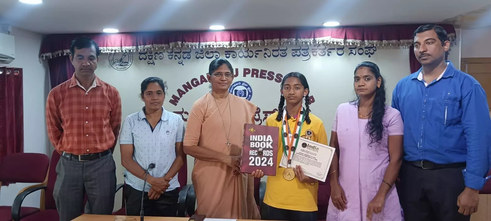 ಕೂರ್ಮಾಸನದಲ್ಲಿ ಮಂಗಳೂರಿನ ವಿದ್ಯಾರ್ಥಿನಿ ಮೇಘನಾ ಇಂಡಿಯಾ ಬುಕ್ ಆಫ್ ರೆಕಾರ್ಡ್ ಸೇರ್ಪಡೆ ಕೂರ್ಮಾಸನದಲ್ಲಿ ಮಂಗಳೂರಿನ ವಿದ್ಯಾರ್ಥಿನಿ ಮೇಘನಾ ಇಂಡಿಯಾ ಬುಕ್ ಆಫ್ ರೆಕಾರ್ಡ್ ಸೇರ್ಪಡೆ