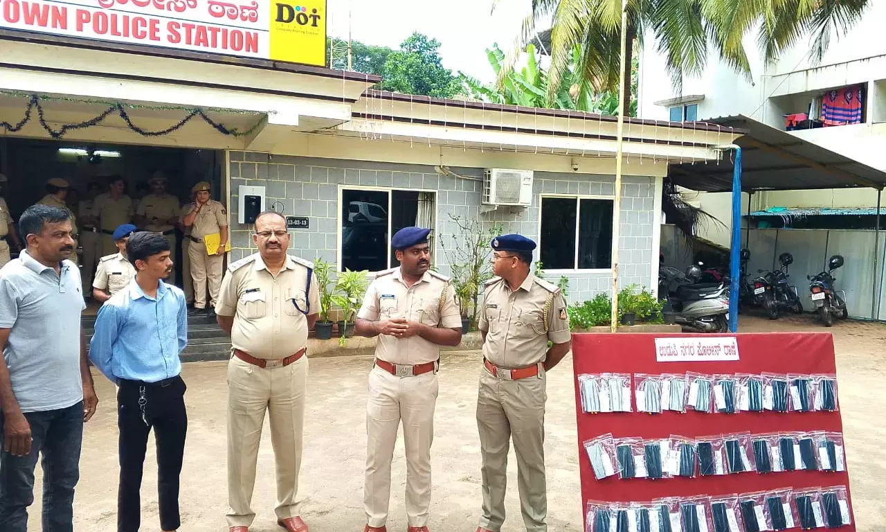 ಉಡುಪಿ: ನಗರ ಠಾಣಾ ವ್ಯಾಪ್ತಿಯಲ್ಲಿ ಕಳವಾದ 30ಕ್ಕೂ ಅಧಿಕ ಮೊಬೈಲ್ ವಾರಸುದಾರರಿಗೆ ಹಸ್ತಾಂತರ