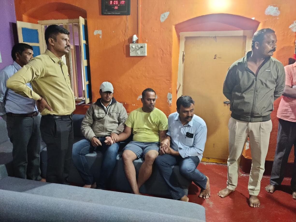 ಚಾಮರಾಜನಗರ : ಲಂಚ ಸ್ವೀಕರಿಸುವ ವೇಳೆ ವಲಯ ಅರಣ್ಯಾಧಿಕಾರಿ ಲೋಕಾಯುಕ್ತ ಬಲೆಗೆ