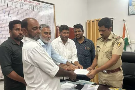 ಬಿ.ಸಿ.ರೋಡ್ : ಢಿಕ್ಕಿ ಹೊಡೆದು ಪರಾರಿಯಾದ ವಾಹನ ಪತ್ತೆ ಹೆಚ್ಚುವಂತೆ ಮಿತ್ತಬೈಲ್ ಜಮಾಅತಿನಿಂದ ಪೊಲೀಸರಿಗೆ ಮನವಿ ಬಿ.ಸಿ.ರೋಡ್ : ಢಿಕ್ಕಿ ಹೊಡೆದು ಪರಾರಿಯಾದ ವಾಹನ ಪತ್ತೆ ಹೆಚ್ಚುವಂತೆ ಮಿತ್ತಬೈಲ್ ಜಮಾಅತಿನಿಂದ ಪೊಲೀಸರಿಗೆ ಮನವಿ