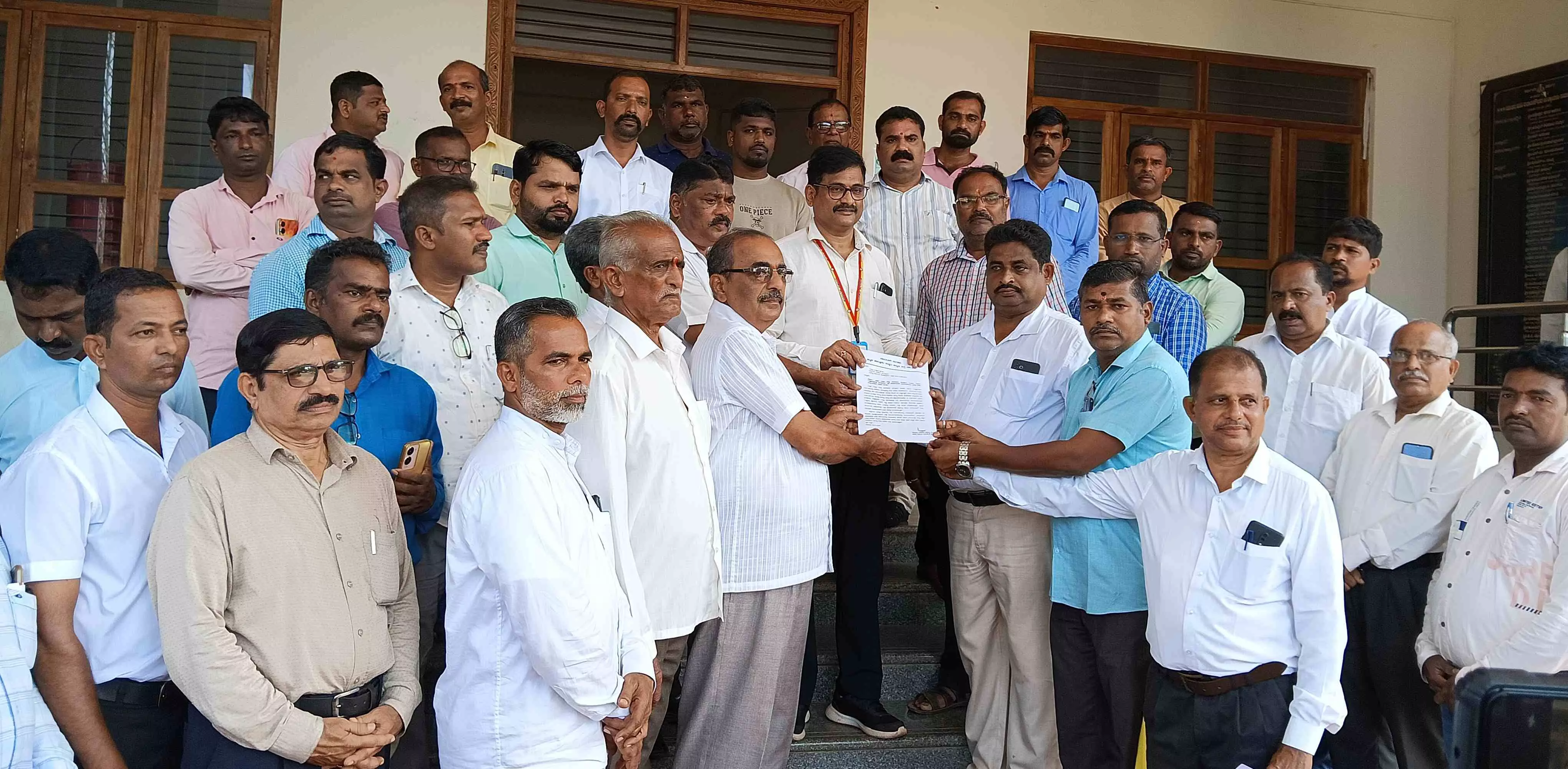 ಶಿರೂರಿನಲ್ಲಿ ಗುಡ್ಡ ಕುಸಿತ ದುರಂತ| ನಾಪತ್ತೆಯಾದವರ ಪತ್ತೆ ಕಾರ್ಯಾಚರಣೆ ಮುಂದುವರಿಸಲು ಆಗ್ರಹ ಶಿರೂರಿನಲ್ಲಿ ಗುಡ್ಡ ಕುಸಿತ ದುರಂತ| ನಾಪತ್ತೆಯಾದವರ ಪತ್ತೆ ಕಾರ್ಯಾಚರಣೆ ಮುಂದುವರಿಸಲು ಆಗ್ರಹ