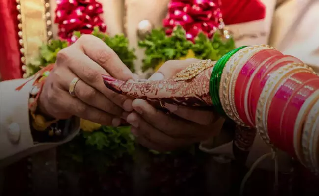 ಉತ್ತರ ಪ್ರದೇಶ | ಮದುವೆಯ ಮೊದಲ ರಾತ್ರಿಯ ವಿಡಿಯೊ ತೋರಿಸಿ ಸ್ನೇಹಿತನಿಗೆ ಬ್ಲ್ಯಾಕ್ ಮೇಲ್ : ವ್ಯಕ್ತಿಯೊಬ್ಬನ ವಿರುದ್ಧ ಪ್ರಕರಣ ದಾಖಲು ಉತ್ತರ ಪ್ರದೇಶ | ಮದುವೆಯ ಮೊದಲ ರಾತ್ರಿಯ ವಿಡಿಯೊ ತೋರಿಸಿ ಸ್ನೇಹಿತನಿಗೆ ಬ್ಲ್ಯಾಕ್ ಮೇಲ್ : ವ್ಯಕ್ತಿಯೊಬ್ಬನ ವಿರುದ್ಧ ಪ್ರಕರಣ ದಾಖಲು