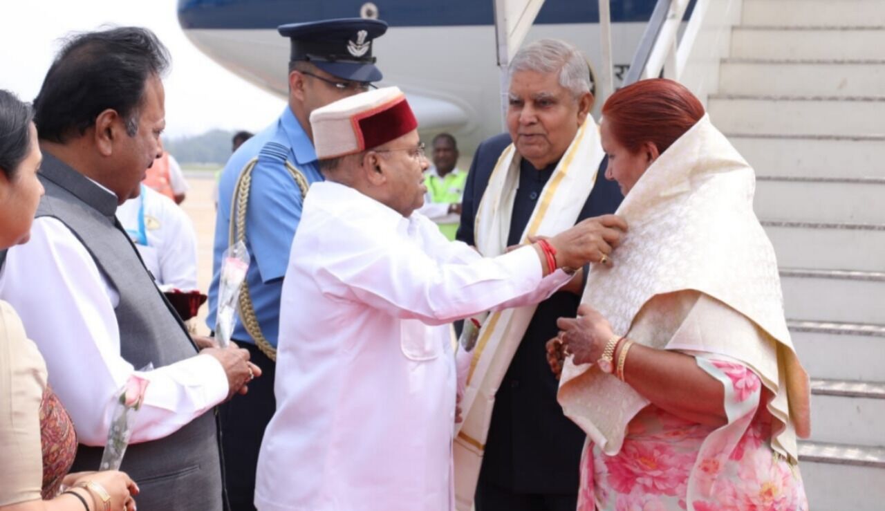 ಬೆಂಗಳೂರಿಗೆ ಆಗಮಿಸಿದ ಉಪರಾಷ್ಟ್ರಪತಿ ಜಗದೀಪ್ ಧನ್ಕರ್ : ರಾಜ್ಯಪಾಲರಿಂದ ಸ್ವಾಗತ