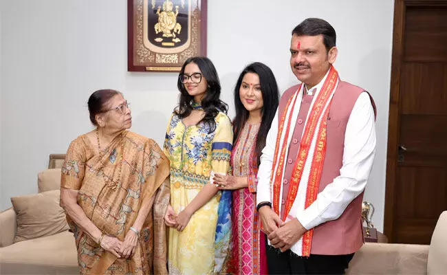 ಮಹಾರಾಷ್ಟ್ರ ಡಿಸಿಎಂಗಿಂತ ಪತ್ನಿ ಶ್ರೀಮಂತೆ; ದಶಕದಲ್ಲಿ ಫಡ್ನವೀಸ್ ಸಂಪತ್ತು ಹಲವು ಪಟ್ಟು ಹೆಚ್ಚಳ ಮಹಾರಾಷ್ಟ್ರ ಡಿಸಿಎಂಗಿಂತ ಪತ್ನಿ ಶ್ರೀಮಂತೆ; ದಶಕದಲ್ಲಿ ಫಡ್ನವೀಸ್ ಸಂಪತ್ತು ಹಲವು ಪಟ್ಟು ಹೆಚ್ಚಳ