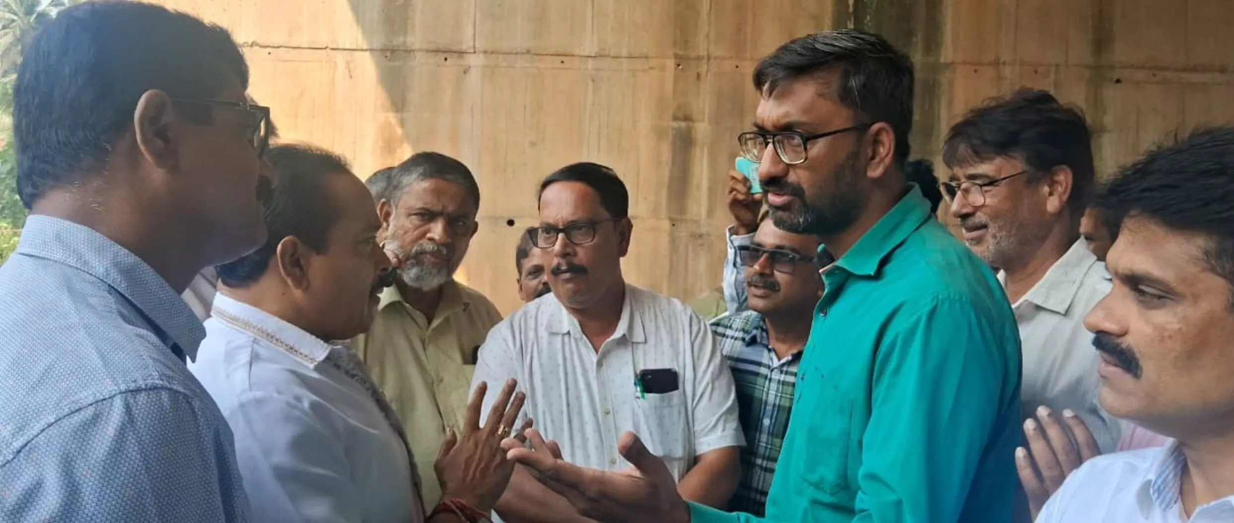 ಹೈದರಾಬಾದ್‌ ನಿಂದ ತಂದು ನಟ್ಟಿರುವ ಗಿಡವನ್ನು ಕಿತ್ತೊಯ್ಯಬೇಡಿ: ಸಾರ್ವಜನಿಕರಲ್ಲಿ ಕೈಮುಗಿದು ಬೇಡಿಕೊಂಡ ಶಾಸಕ ಅಶೋಕ್ ರೈ