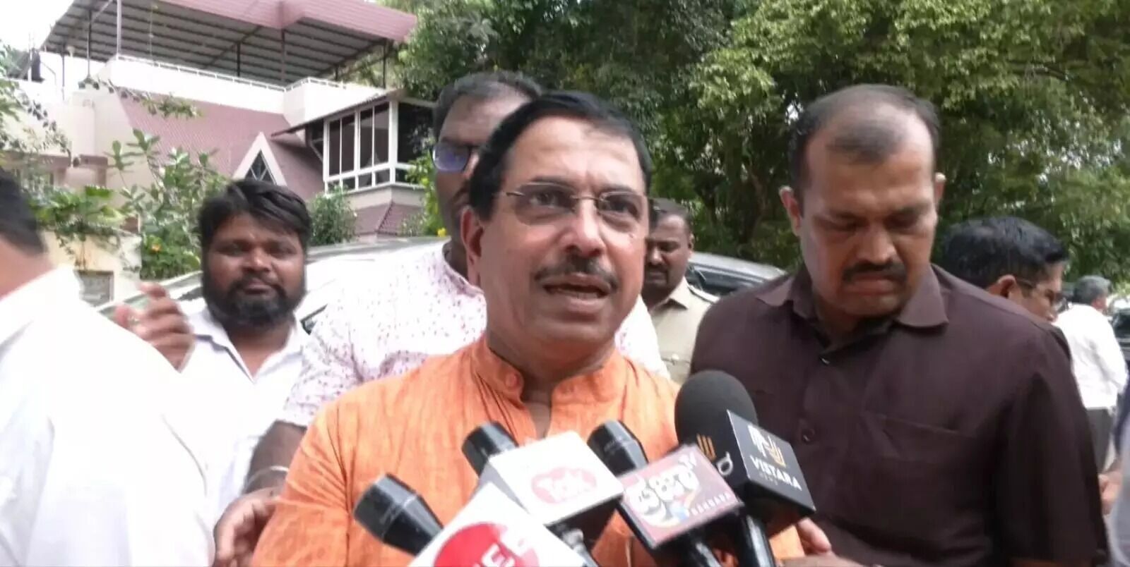 ಸತೀಶ್ ಸೈಲ್ ಶಾಸಕತ್ವ ವಜಾಗೊಳಿಸಿ : ಪ್ರಹ್ಲಾದ್ ಜೋಶಿ ಆಗ್ರಹ