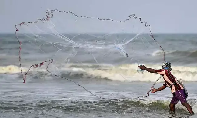 ಅಕ್ರಮ ಮೀನುಗಾರಿಕೆ ಆರೋಪ | 12 ಭಾರತೀಯ ಮೀನುಗಾರರನ್ನು ಬಂಧಿಸಿದ ಶ್ರೀಲಂಕಾ ನೌಕಾಪಡೆ