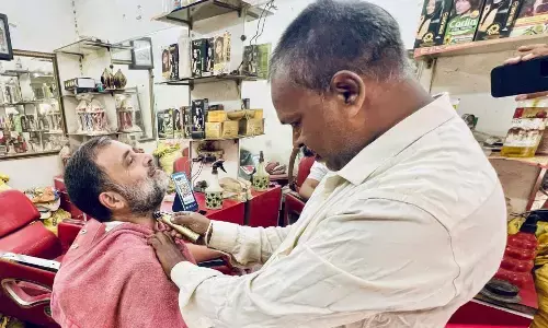 ಕ್ಷೌರದ ಅಂಗಡಿಗೆ ಭೇಟಿ ಕೊಟ್ಟು ಕ್ಷೌರಿಕನ ಕಷ್ಟಗಳನ್ನು ಆಲಿಸಿದ ರಾಹುಲ್ ಗಾಂಧಿ