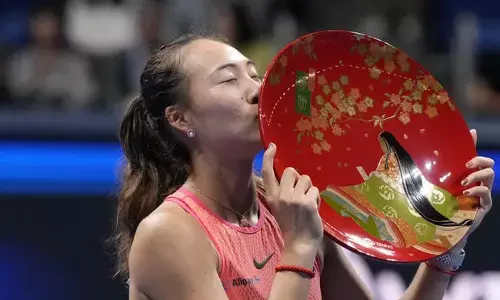 ಪ್ಯಾನ್ ಪೆಸಿಫಿಕ್ ಓಪನ್ | ಈ ವರ್ಷ ಮೂರನೇ ಪ್ರಶಸ್ತಿ ಮುಡಿಗೇರಿಸಿಕೊಂಡ ಝೆಂಗ್