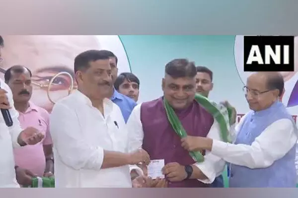 ಜೆಡಿಯು ಸೇರ್ಪಡೆಯಾದ ಕ್ರಿಕೆಟಿಗ ಇಶಾನ್ ಕಿಶನ್ ತಂದೆ ಪ್ರಣವ್ ಪಾಂಡೆ ಜೆಡಿಯು ಸೇರ್ಪಡೆಯಾದ ಕ್ರಿಕೆಟಿಗ ಇಶಾನ್ ಕಿಶನ್ ತಂದೆ ಪ್ರಣವ್ ಪಾಂಡೆ