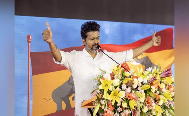 ರಾಜಕೀಯಕ್ಕಾಗಿ ದಳಪತಿ ವಿಜಯ್ ಚಿತ್ರರಂಗ ತೊರೆಯಲಿದ್ದಾರೆಯೆ?; ನಟ ಹೇಳಿದ್ದೇನು? ರಾಜಕೀಯಕ್ಕಾಗಿ ದಳಪತಿ ವಿಜಯ್ ಚಿತ್ರರಂಗ ತೊರೆಯಲಿದ್ದಾರೆಯೆ?; ನಟ ಹೇಳಿದ್ದೇನು?