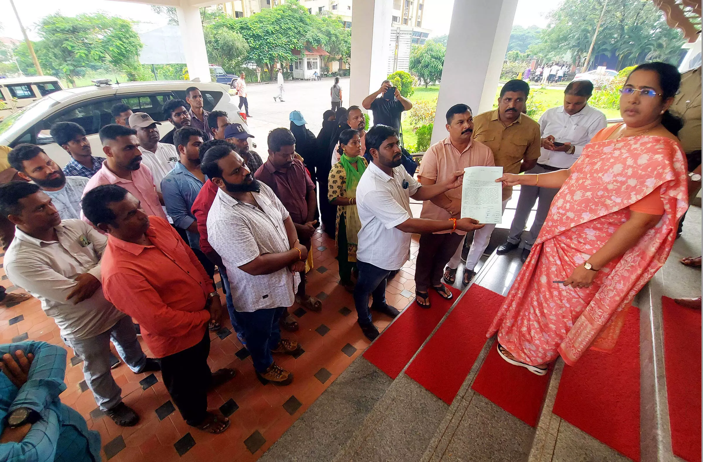 ಮಹಾಲಕ್ಷ್ಮೀ ಬ್ಯಾಂಕಿನಲ್ಲಿ ಕೋಟ್ಯಂತರ ರೂ. ವಂಚನೆ ಆರೋಪ: ಉನ್ನತ ಮಟ್ಟದ ತನಿಖೆಗೆ ಆಗ್ರಹಿಸಿ ಸಂತ್ರಸ್ತರಿಂದ ಮನವಿ ಮಹಾಲಕ್ಷ್ಮೀ ಬ್ಯಾಂಕಿನಲ್ಲಿ ಕೋಟ್ಯಂತರ ರೂ. ವಂಚನೆ ಆರೋಪ: ಉನ್ನತ ಮಟ್ಟದ ತನಿಖೆಗೆ ಆಗ್ರಹಿಸಿ ಸಂತ್ರಸ್ತರಿಂದ ಮನವಿ
