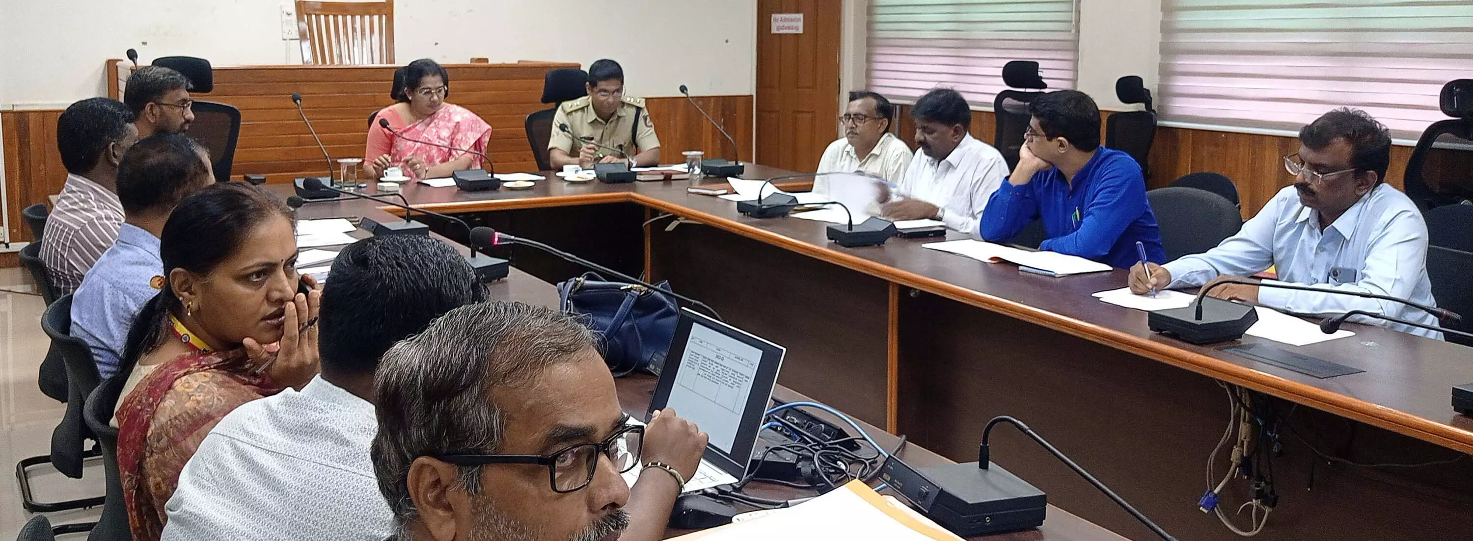 ಉಡುಪಿ ಜಿಲ್ಲೆಯ ರಾ.ಹೆದ್ದಾರಿ ಬ್ಲ್ಯಾಕ್ ಸ್ಪಾಟ್ಗಳನ್ನು ಅಪಘಾತ ಮುಕ್ತ ವಲಯವನ್ನಾಗಿ ಮಾಡಿ: ಡಿಸಿ ವಿದ್ಯಾಕುಮಾರಿ ಸೂಚನೆ ಉಡುಪಿ ಜಿಲ್ಲೆಯ ರಾ.ಹೆದ್ದಾರಿ ಬ್ಲ್ಯಾಕ್ ಸ್ಪಾಟ್ಗಳನ್ನು ಅಪಘಾತ ಮುಕ್ತ ವಲಯವನ್ನಾಗಿ ಮಾಡಿ: ಡಿಸಿ ವಿದ್ಯಾಕುಮಾರಿ ಸೂಚನೆ