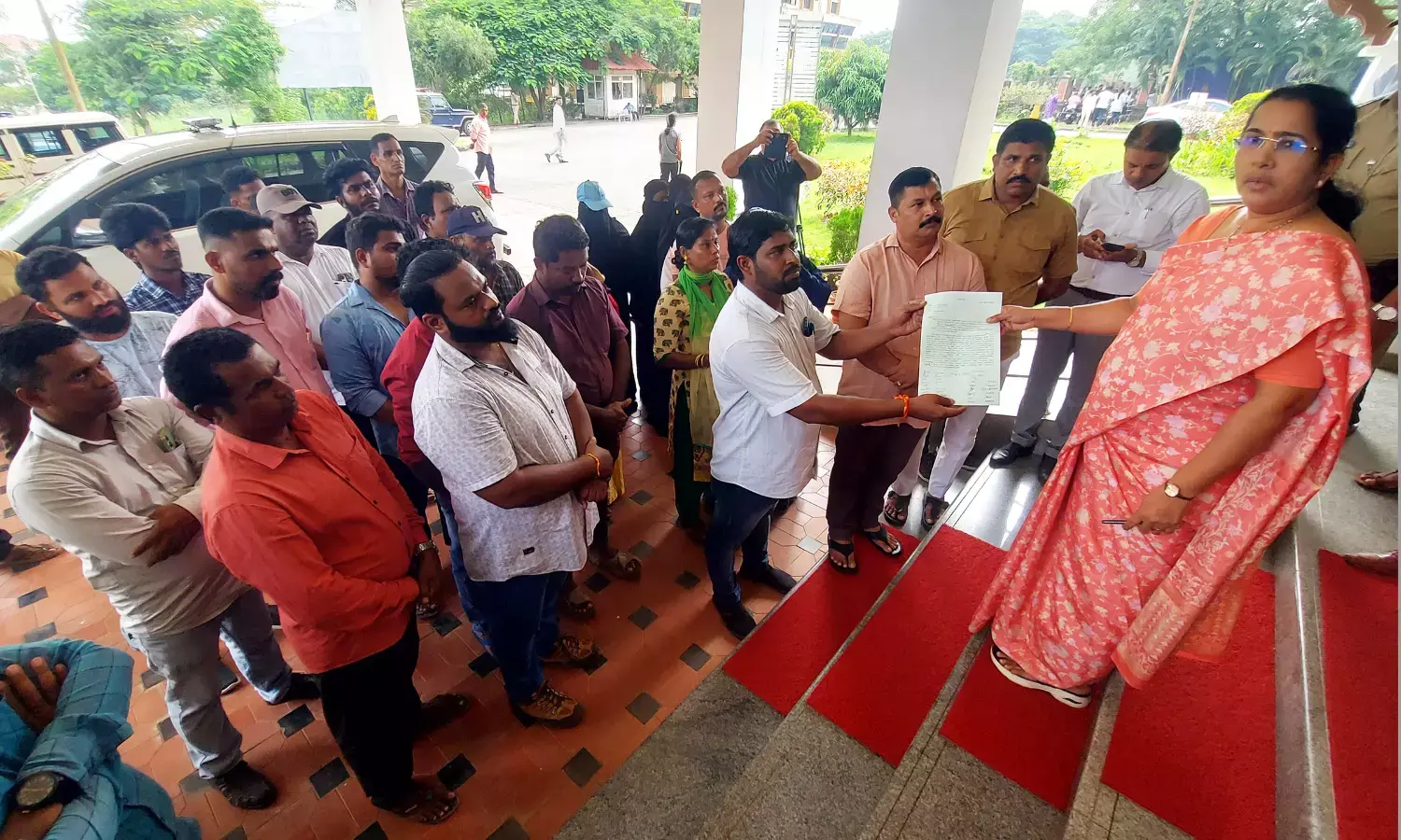 ಮಹಾಲಕ್ಷ್ಮೀ ಬ್ಯಾಂಕಿನಲ್ಲಿ ಕೋಟ್ಯಂತರ ರೂ. ವಂಚನೆ ಆರೋಪ: ಉನ್ನತ ಮಟ್ಟದ ತನಿಖೆಗೆ ಆಗ್ರಹಿಸಿ ಸಂತ್ರಸ್ತರಿಂದ ಮನವಿ