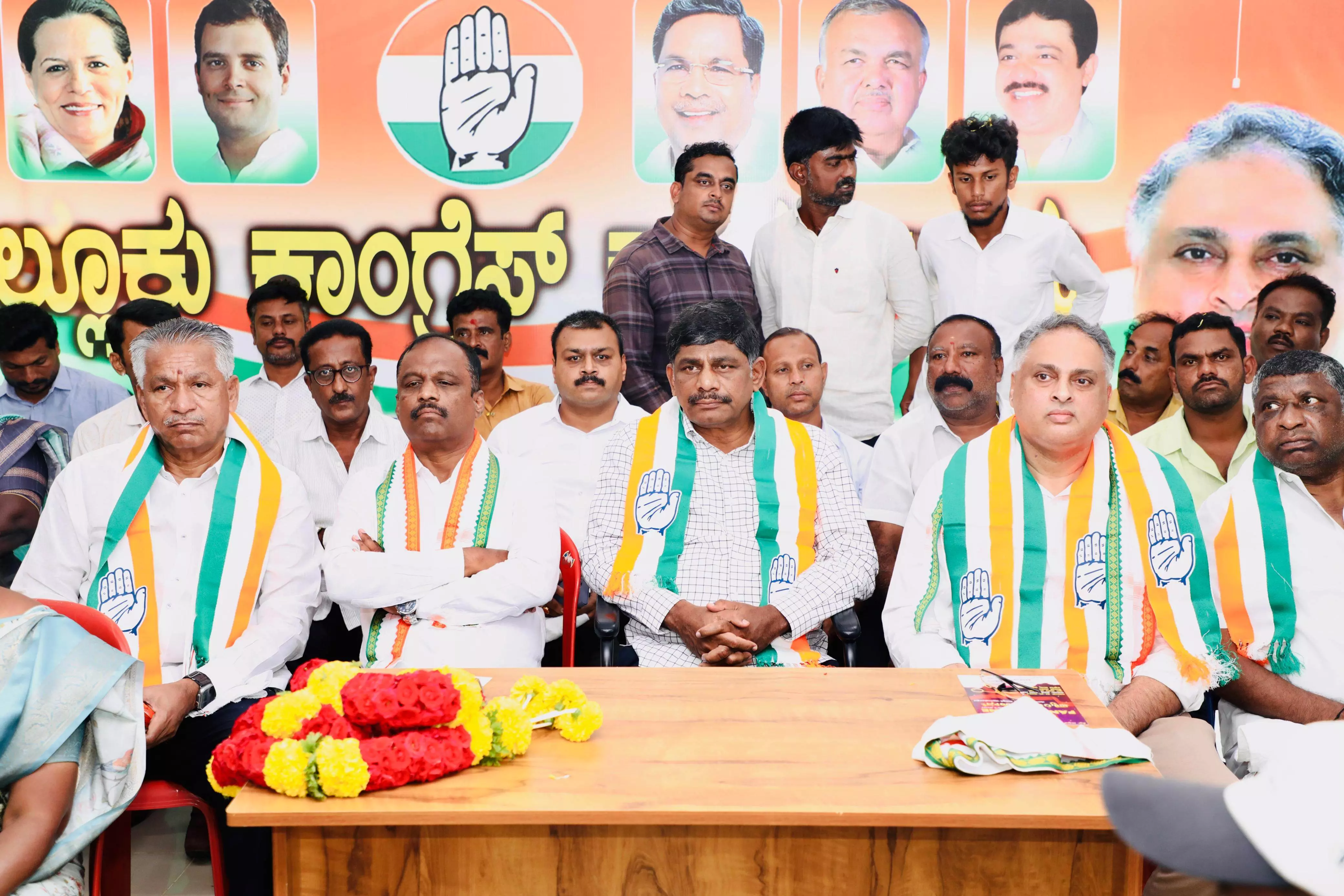 ಚನ್ನಪಟ್ಟಣ ನಗರಸಭೆಯ ಏಳು ಬಿಜೆಪಿ ಸದಸ್ಯರ ಪೈಕಿ ಆರು ಮಂದಿ ಕಾಂಗ್ರೆಸ್ ಸೇರ್ಪಡೆ