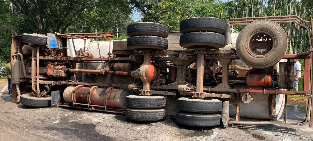 ಸುಳ್ಯ| ಬೈತ್ತಡ್ಕ ತಿರುವಿನಲ್ಲಿ ಟ್ಯಾಂಕರ್ ಲಾರಿ ಪಲ್ಟಿ: ಡೀಸೆಲ್‌ ಸೋರಿಕೆ