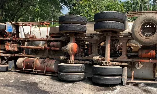 ಸುಳ್ಯ| ಬೈತ್ತಡ್ಕ ತಿರುವಿನಲ್ಲಿ ಟ್ಯಾಂಕರ್ ಲಾರಿ ಪಲ್ಟಿ: ಡೀಸೆಲ್‌ ಸೋರಿಕೆ