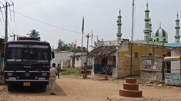 ವಕ್ಪ್‌ ವಿವಾದ | ಹಾವೇರಿಯ ಕಡಕೋಳಿನಲ್ಲಿ  ಮುಸ್ಲಿಂ ಮುಖಂಡರ ಮನೆ ಮೇಲೆ ಕಲ್ಲು ತೂರಾಟ : 37 ಜನರ ಬಂಧನ