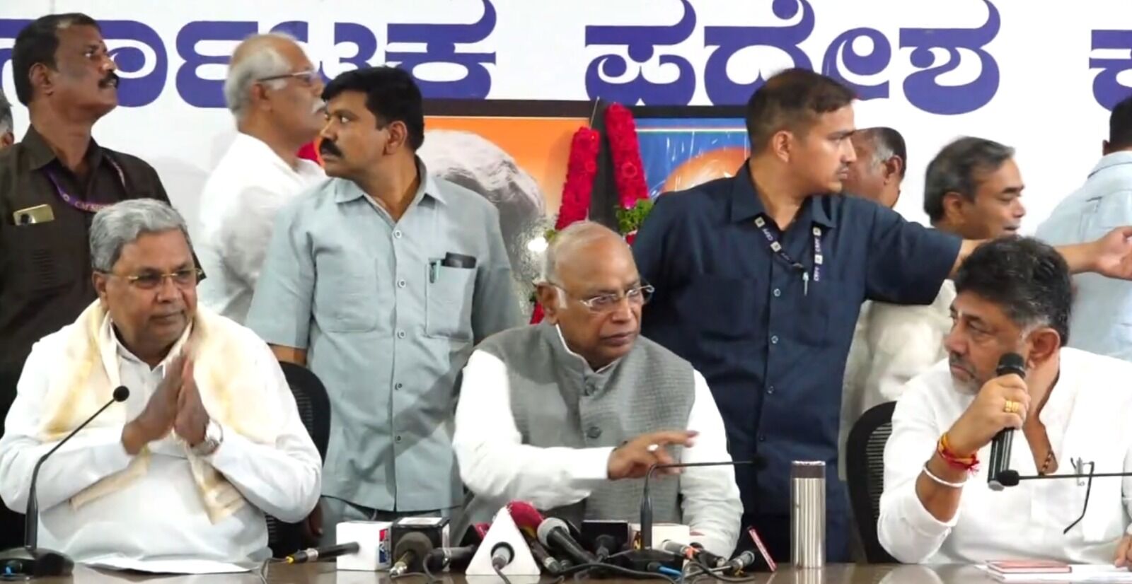 ʼಶಕ್ತಿ ಯೋಜನೆʼ ಪರಿಷ್ಕರಣೆ ಕುರಿತು ಹೇಳಿಕೆ : ಡಿ.ಕೆ.ಶಿವಕುಮಾರ್ ಅವರನ್ನು ಪ್ರಶ್ನಿಸಿದ ಮಲ್ಲಿಕಾರ್ಜುನ ಖರ್ಗೆ