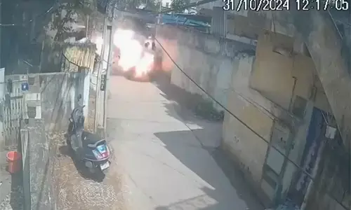 ಆಂಧ್ರಪ್ರದೇಶ | ದ್ವಿಚಕ್ರ ವಾಹನದಲ್ಲಿ ಕೊಂಡೊಯ್ಯುತ್ತಿದ್ದ ಪಟಾಕಿ ಸ್ಫೋಟ : ಓರ್ವ ಮೃತ್ಯು