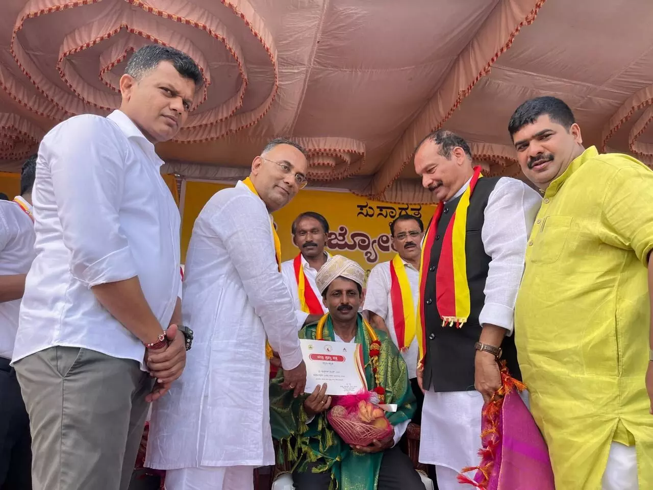 ಕರ್ನಾಟಕ ರಾಜ್ಯೋತ್ಸವ: ವಾರ್ತಾಭಾರತಿಯ ಪುಷ್ಪರಾಜ್ ರಿಗೆ ದ.ಕ. ಜಿಲ್ಲಾ ಪ್ರಶಸ್ತಿ ಪ್ರದಾನ