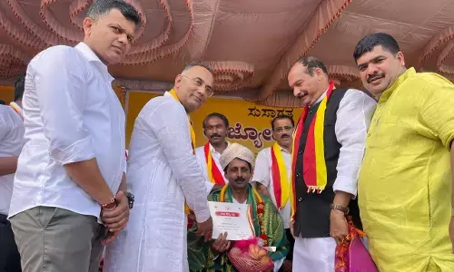 ಕರ್ನಾಟಕ ರಾಜ್ಯೋತ್ಸವ: ವಾರ್ತಾಭಾರತಿಯ ಪುಷ್ಪರಾಜ್ ರಿಗೆ ದ.ಕ. ಜಿಲ್ಲಾ ಪ್ರಶಸ್ತಿ ಪ್ರದಾನ