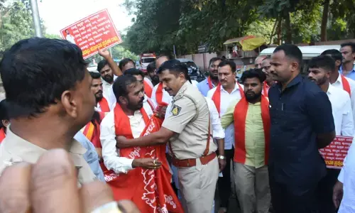 ಕಲಬುರಗಿ: ಪ್ರತ್ಯೇಕ ಕಲ್ಯಾಣ ಕರ್ನಾಟಕ ರಾಜ್ಯ ಸ್ಥಾಪನೆಗೆ ಒತ್ತಾಯಿಸಿ ಧರಣಿ: ಹಲವರು ಪೊಲೀಸ್ ವಶಕ್ಕೆ