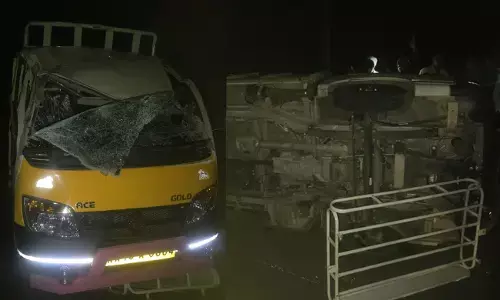 ಚಾಮರಾಜನಗರ: ಗೂಡ್ಸ್ ಟೆಂಪೋ ಪಲ್ಟಿ;  30 ಮಂದಿಗೆ ಗಾಯ