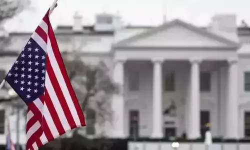 white house of america and flag