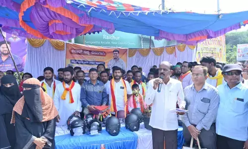 ರಾಯಚೂರು | ಅಪಘಾತದಲ್ಲಿ ಮೃತಪಟ್ಟ ಕುಟುಂಬದಿಂದ ಸವಾರರಿಗೆ ಉಚಿತ ಹೆಲ್ಮೆಟ್ ವಿತರಣೆ