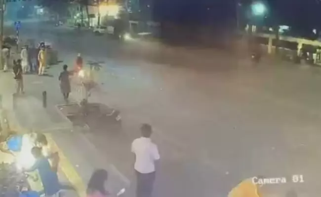 ಮಹಾರಾಷ್ಟ್ರ | ಪಟಾಕಿ ಸಿಡಿಸುತ್ತಿದ್ದ ವೇಳೆ ಕಾರು ಡಿಕ್ಕಿಯಾಗಿ ವ್ಯಕ್ತಿ ಮೃತ್ಯು