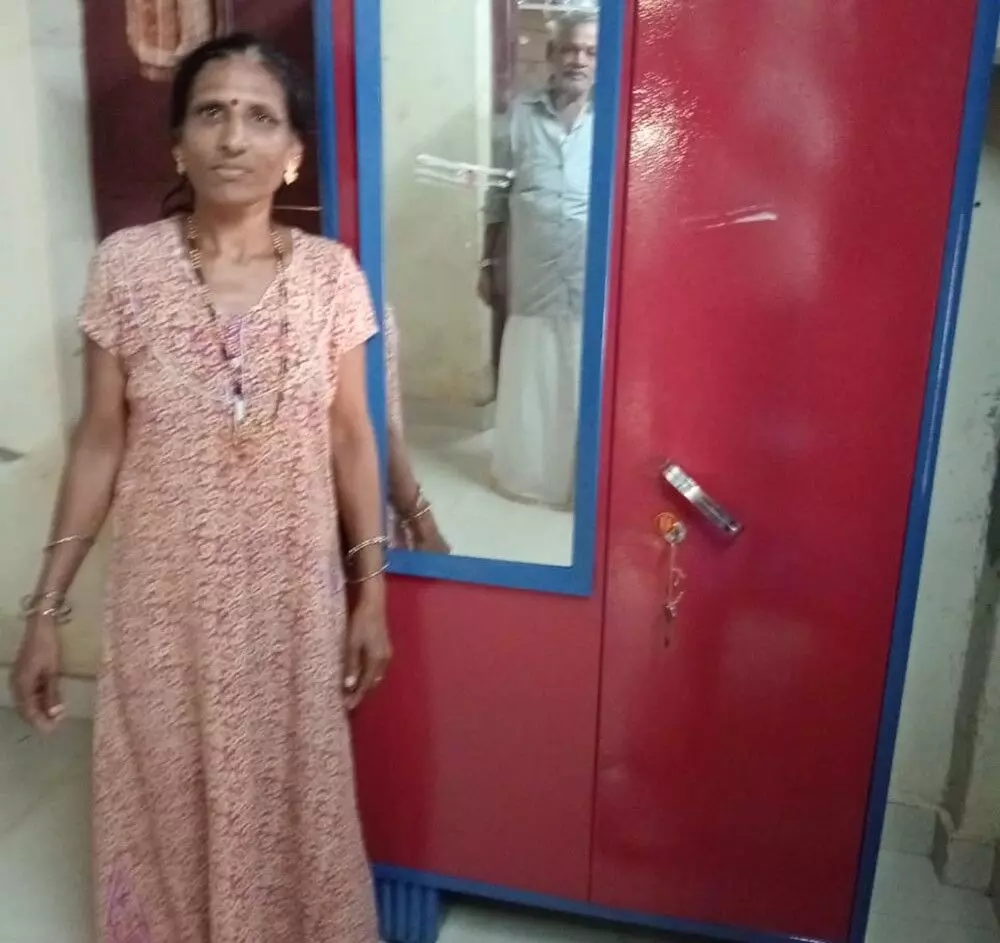 ಪರ್ಕಳ: ಗೃಹಲಕ್ಷ್ಮೀ ಯೋಜನೆ ಹಣದಿಂದ ಕಪಾಟು ಖರೀದಿಸಿದ ಕೂಲಿ ಕಾರ್ಮಿಕ ಮಹಿಳೆ ಪರ್ಕಳ: ಗೃಹಲಕ್ಷ್ಮೀ ಯೋಜನೆ ಹಣದಿಂದ ಕಪಾಟು ಖರೀದಿಸಿದ ಕೂಲಿ ಕಾರ್ಮಿಕ ಮಹಿಳೆ