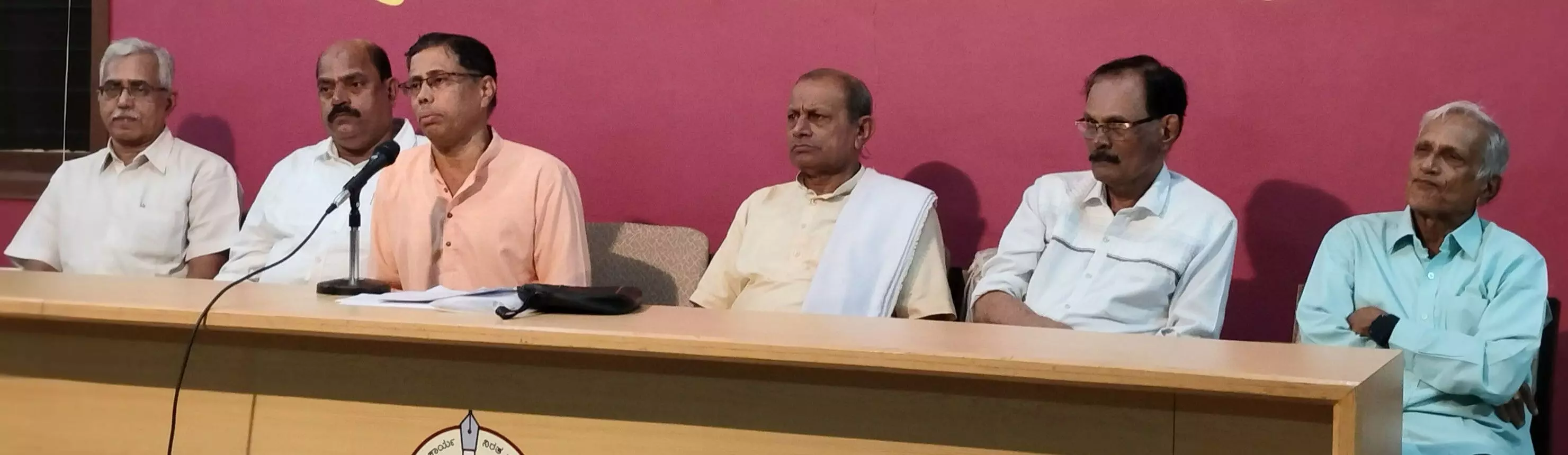 ಉಡುಪಿ: ನಿವೃತ್ತ ನೌಕರನ ಗೋಳಿಗೆ ಕಿವುಡಾದ ಅಧಿಕಾರಿಗಳು! ಉಡುಪಿ: ನಿವೃತ್ತ ನೌಕರನ ಗೋಳಿಗೆ ಕಿವುಡಾದ ಅಧಿಕಾರಿಗಳು!