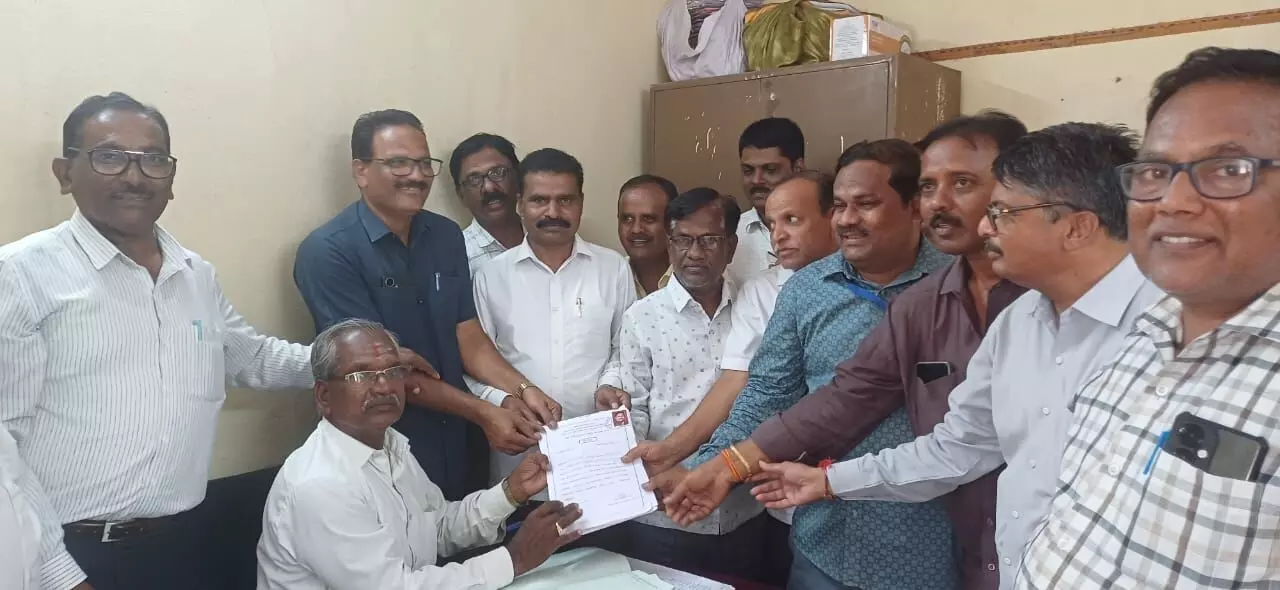 ಕರ್ನಾಟಕ ರಾಜ್ಯ ಸರಕಾರಿ ನೌಕರರ ಸಂಘದ ಚುನಾವಣೆ | ಉಪನ್ಯಾಸಕ ಧರ್ಮರಾಯ ಜವಳಿಯಿಂದ ನಾಮಪತ್ರ ಸಲ್ಲಿಕೆ