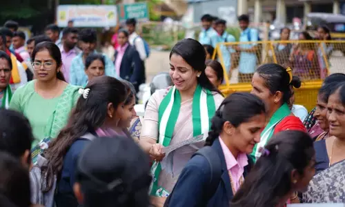 Nikhil Kumaraswamyʼs wife campainging in Channapatna