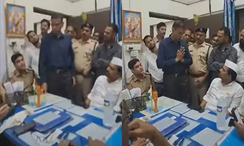 Photo of Marathi Ekikaran Samiti members at railway office at Nalasopara station