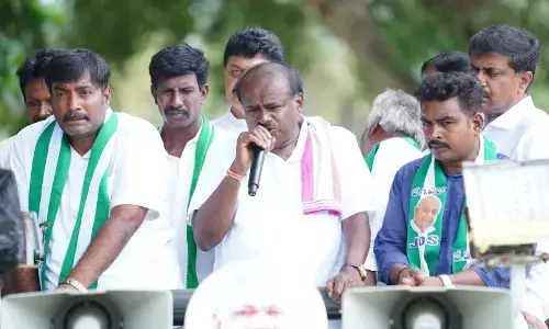 Photo of Uninon minister HD Kumarswamy campaining for Nikhil