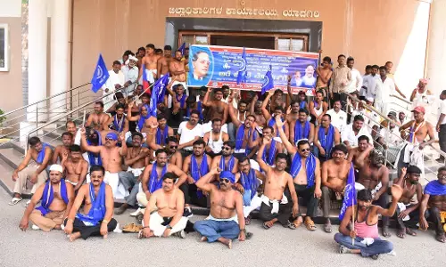 ಯಾದಗಿರಿ | ಕೇಂದ್ರ ಸರಕಾರದ ನಡೆ ಖಂಡಿಸಿ ಡಿಎಸ್ಎಸ್‌ನಿಂದ ಅರೆಬೆತ್ತಲೆ ಮೆರವಣಿಗೆ