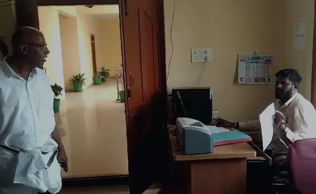 ಕೊಳ್ಳೇಗಾಲ ನಗರಸಭೆ ಅಧಿಕಾರಿಗಳ ಎಡವಟ್ಟು; ಅರ್ಜಿದಾರನ ಹೆಸರಲ್ಲೇ ಮರಣ ಪ್ರಮಾಣ ಪತ್ರ