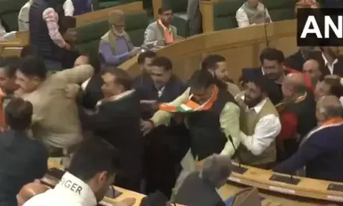 ಜಮ್ಮು ಮತ್ತು ಕಾಶ್ಮೀರ | 370ನೇ ವಿಧಿ ನಿರ್ಣಯದ ವಿರೋಧಿಸಿ ಸತತ ಮೂರನೆಯ ದಿನವೂ ಕಲಾಪಕ್ಕೆ ಅಡ್ಡಿ, ಪ್ರತಿಭಟನೆ