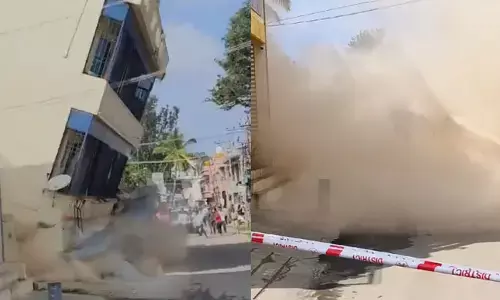 ಕೋಲಾರ | ಮೂರು ಅಂತಸ್ತಿನ ಕಟ್ಟಡ  ಕುಸಿತ : ಶಾಲೆಯ ಕಾಂಪೌಂಡ್‌ಗೆ ಹಾನಿ