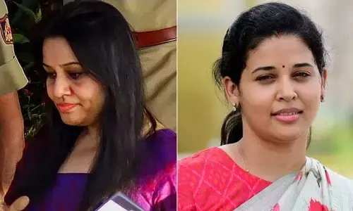 Photo of IPS officer D Roopa(L) and IAS officer Rohini Sindhuri