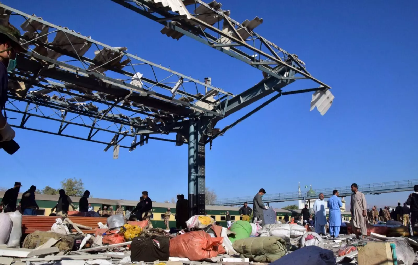 ಪಾಕಿಸ್ತಾನ: ರೈಲ್ವೇ ನಿಲ್ದಾಣದಲ್ಲಿ ಬಾಂಬ್ ಸ್ಫೋಟ; 25 ಮಂದಿ ಸಾವು ಪಾಕಿಸ್ತಾನ: ರೈಲ್ವೇ ನಿಲ್ದಾಣದಲ್ಲಿ ಬಾಂಬ್ ಸ್ಫೋಟ; 25 ಮಂದಿ ಸಾವು