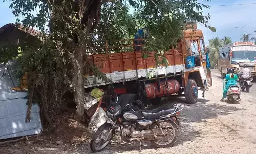 ಮಣಿಪಾಲ: ಹಿಂದಕ್ಕೆ ಚಲಿಸಿ ಗ್ಯಾರೇಜ್ ಮೇಲೆ ಬಿದ್ದ ಗ್ರಾನೈಟ್ ತುಂಬಿದ ಲಾರಿ