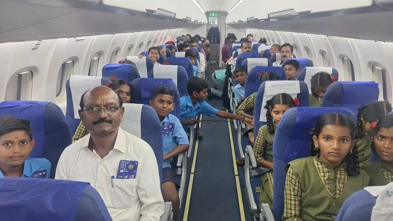ದಿನವೂ ಶಾಲೆಗೆ ಬಂದ ಮಕ್ಕಳಿಗೆ ಬೆಳಗಾವಿಯಿಂದ ಹೈದರಾಬಾದ್ ಗೆ ವಿಮಾನಯಾನ ಭಾಗ್ಯ!