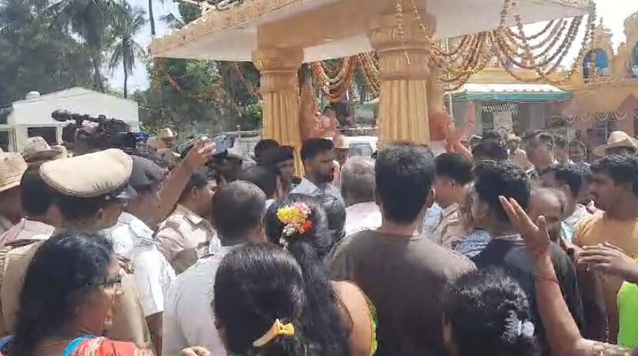 ಮಂಡ್ಯ | ಹನಕೆರೆ ದೇವಾಲಯದಲ್ಲಿ ದಲಿತರು ಪೂಜೆ ಸಲ್ಲಿಸಿದ್ದಕ್ಕೆ ಆಕ್ಷೇಪ : ಉತ್ಸವಮೂರ್ತಿಯನ್ನು ಹೊರತಂದ ಸವರ್ಣೀಯರು