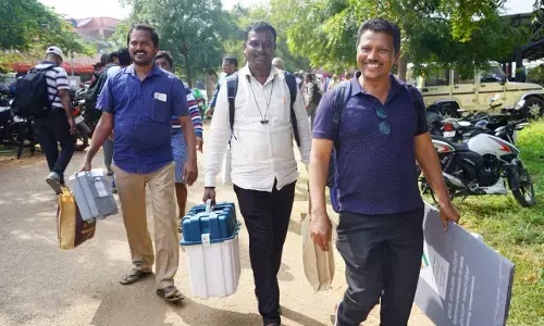 ನಾಳೆ ಉಪ ಚುನಾವಣೆ: ಸಂಡೂರಿನಲ್ಲಿ ಮತಗಟ್ಟೆಗಳತ್ತ ತೆರಳಿದ ಚುನಾವಣಾ ಸಿಬ್ಬಂದಿ