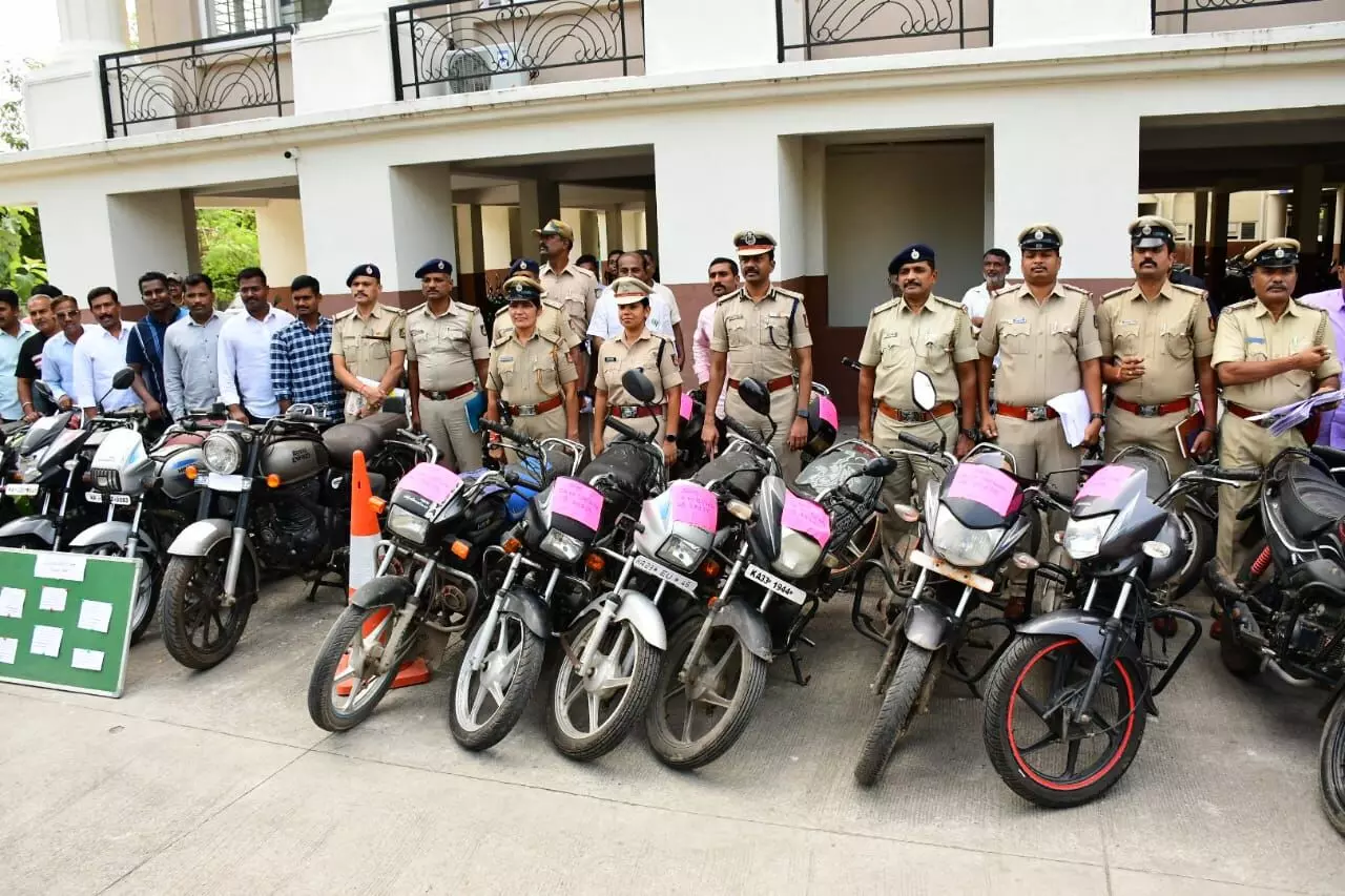 37 ಬೈಕ್ ಕಳವು ಪ್ರಕರಣ ಭೇದಿಸಿದ ಕಲಬುರಗಿ ನಗರ ಪೊಲೀಸರು: 105 ಬೈಕ್ ಗಳು ವಶ; 30 ಮಂದಿಯ ಬಂಧನ