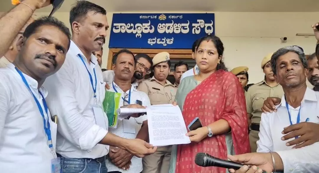 ಭಟ್ಕಳದಲ್ಲಿ ಬೃಹತ್ ಪ್ರತಿಭಟನಾ ಮೆರವಣಿಗೆ: ಸಹಾಯಕ ಆಯುಕ್ತರಿಗೆ ಮನವಿ ಭಟ್ಕಳದಲ್ಲಿ ಬೃಹತ್ ಪ್ರತಿಭಟನಾ ಮೆರವಣಿಗೆ: ಸಹಾಯಕ ಆಯುಕ್ತರಿಗೆ ಮನವಿ